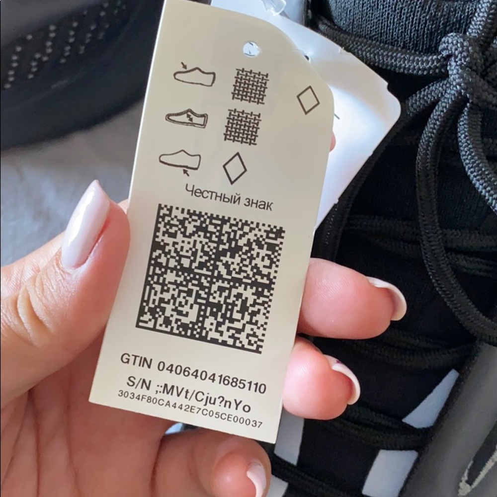 Yeezy 700 v3 size 7 us - Picture 6 of 6